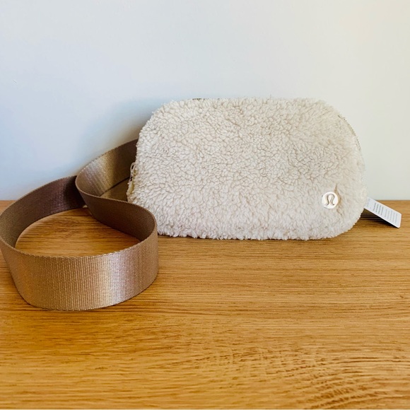 NWT! Lululemon! Everywhere Fleece Belt Bag in Natural Ivory Trench - Picture 6 of 16